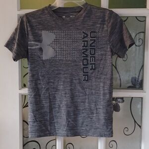 Under Armour tee shirt boys size medium